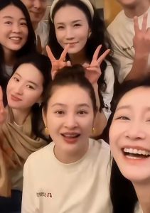 毕业20年仍像女大学生！刘亦菲低调现身北电同学聚会，现场感动落泪_中国娱乐网_内地香港澳门台湾电影电视歌曲娱乐明星新闻