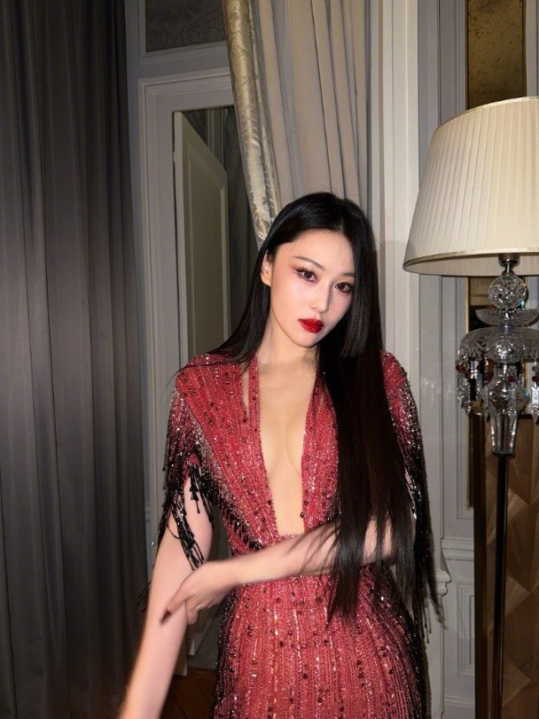 張馨予換上紅色深V中門大開的激罕戰衣