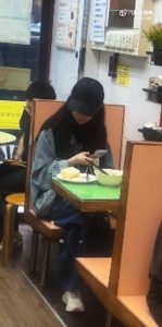 神仙姐姐下凡！刘亦菲素颜现身香港茶餐厅 自拍遭“偷拍”变脸“鬼鬼祟祟” 网民：萌翻了_中国娱乐网_内地香港澳门台湾电影电视歌曲娱乐明星新闻