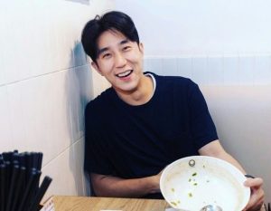 成龙帮路人推婴儿车被误认“当爷爷” 房祖名无名指戴戒再引秘婚猜测
