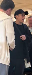 成龙帮路人推婴儿车被误认“当爷爷” 房祖名无名指戴戒再引秘婚猜测