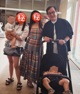 成龙帮路人推婴儿车被误认“当爷爷” 房祖名无名指戴戒再引秘婚猜测