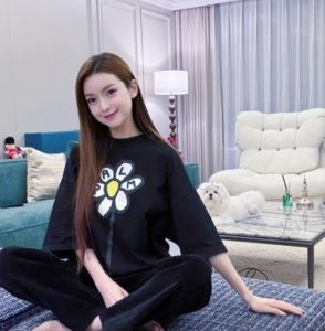 成龙帮路人推婴儿车被误认“当爷爷” 房祖名无名指戴戒再引秘婚猜测