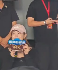张凌赫公主抱王楚然甜度超标!新剧虐心全网追剧,陈妍希姐妹现场追星