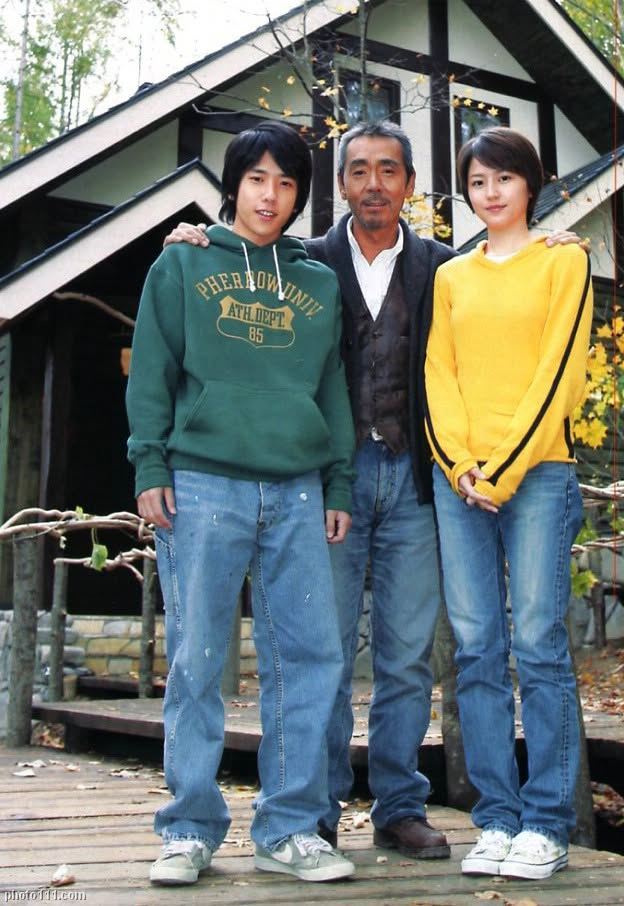 日剧《温柔时光》二宫和也（左起）、寺尾聪、长泽雅美。（图／翻摄自Ｘ）
