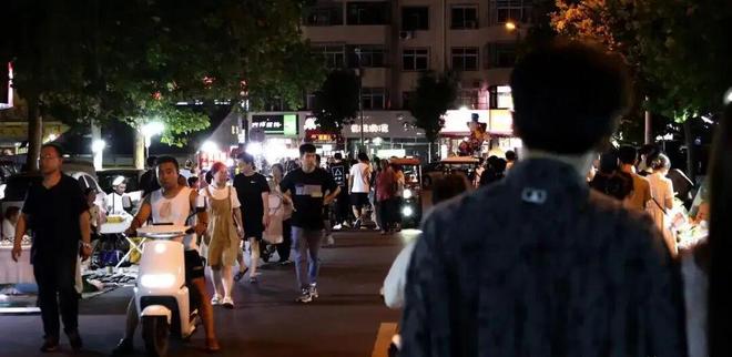 那英加唱悼念刘欢,成都文旅用善意化解举报,但这还不够