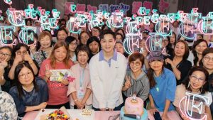 谭辉智香港生日会 数百粉丝筑起「花海」贺寿_中国娱乐网_内地香港澳门台湾电影电视歌曲娱乐明星新闻