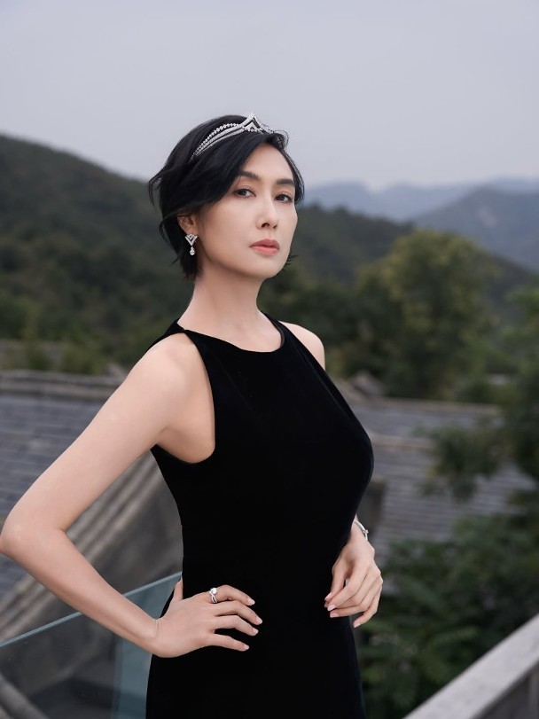朱茵复古赫本造型惊艳亮相 54岁身材依旧玲珑有致