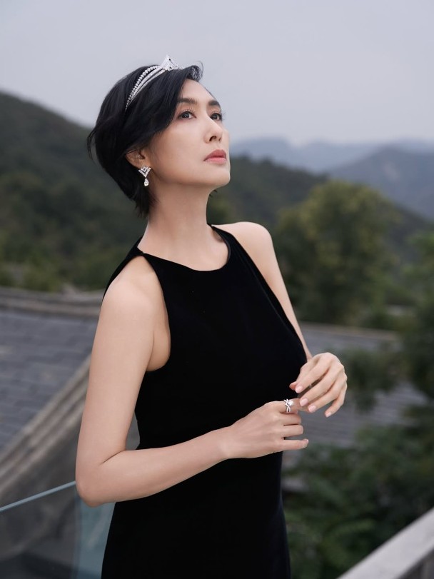 朱茵复古赫本造型惊艳亮相 54岁身材依旧玲珑有致