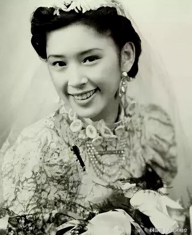 李宗仁的妻子比他小48岁，60年代二人亲昵合影，李嘴角难掩笑容！