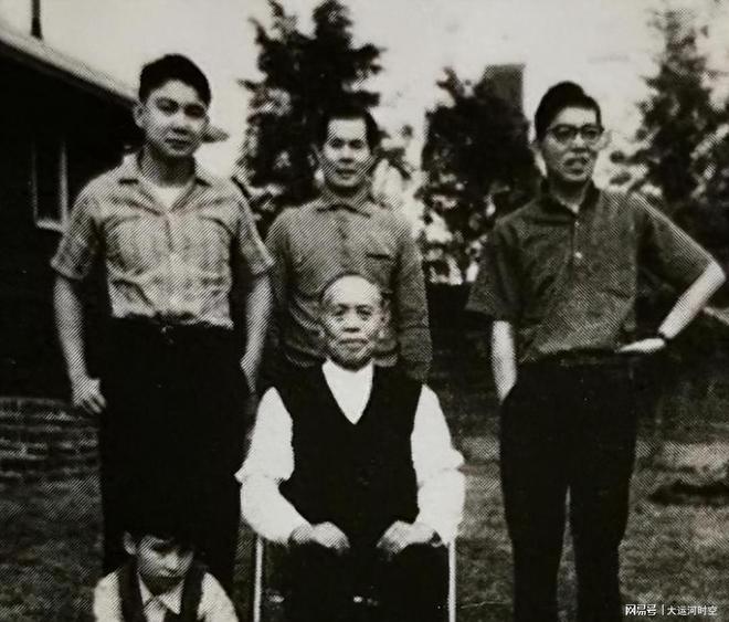 李宗仁的妻子比他小48岁，60年代二人亲昵合影，李嘴角难掩笑容！