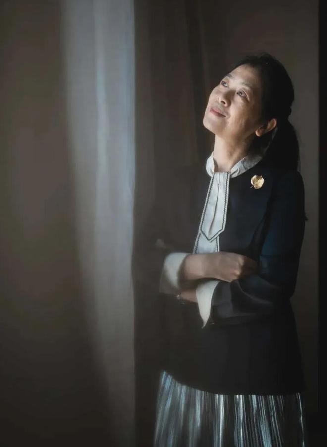 45岁宋佳二封金鹰奖视后!她到底读了多少书,才摆脱15年黑历史,逆袭成大女主