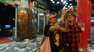 李洪基现身高雄三凤宫！超虔诚拿6炷香拜拜　许愿FTISLAND能长久做音乐_中国娱乐网_内地香港澳门台湾电影电视歌曲娱乐明星新闻