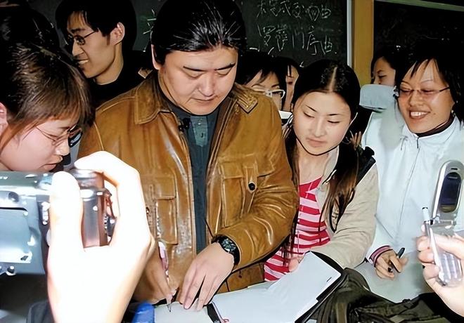 去世仅2天，人民日报对刘欢的称呼变了，5字之差释放信号不一般