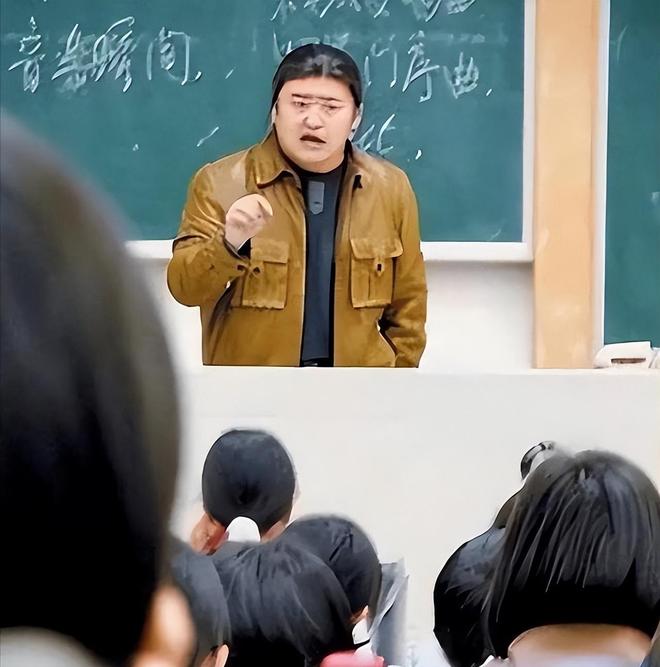 去世仅2天，人民日报对刘欢的称呼变了，5字之差释放信号不一般