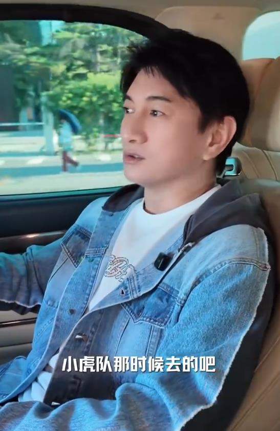 吴奇隆时隔35年重返天安门庆国庆！笑容满面复刻当年小虎队合影