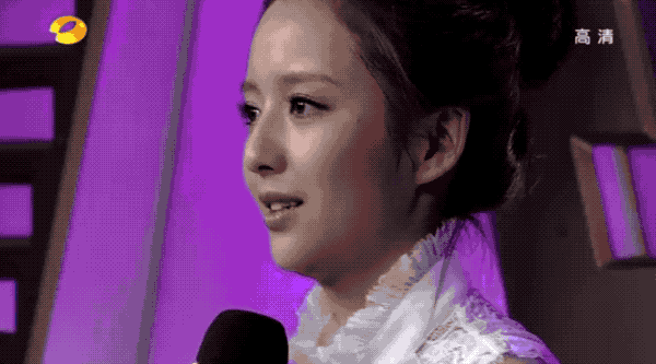 佟丽娅离婚5年，儿子还以为一家三口很幸福？她的另一副面孔，藏得太深了