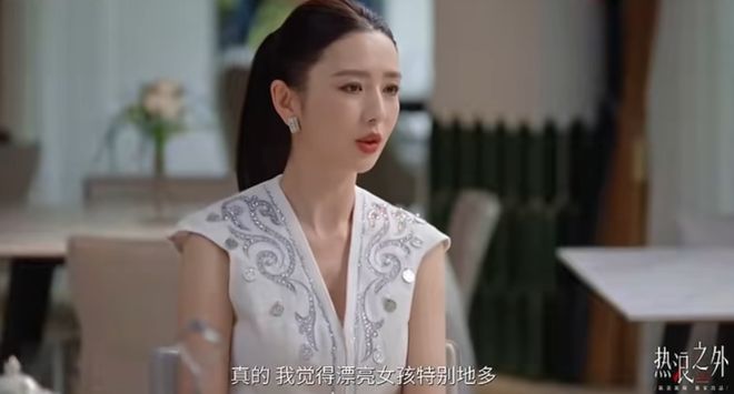 佟丽娅离婚5年，儿子还以为一家三口很幸福？她的另一副面孔，藏得太深了