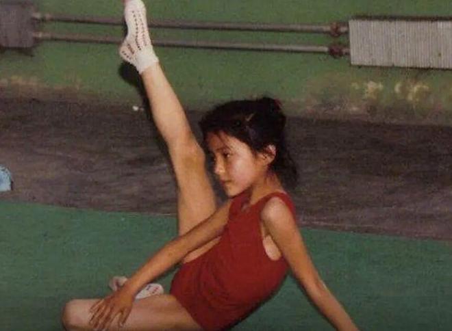 佟丽娅离婚5年，儿子还以为一家三口很幸福？她的另一副面孔，藏得太深了