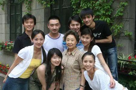 佟丽娅离婚5年，儿子还以为一家三口很幸福？她的另一副面孔，藏得太深了