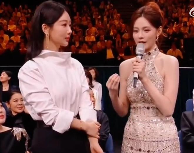 金鹰奖名场面!杨紫清唱《好运来》跑调,张一山台下笑到前仰后合