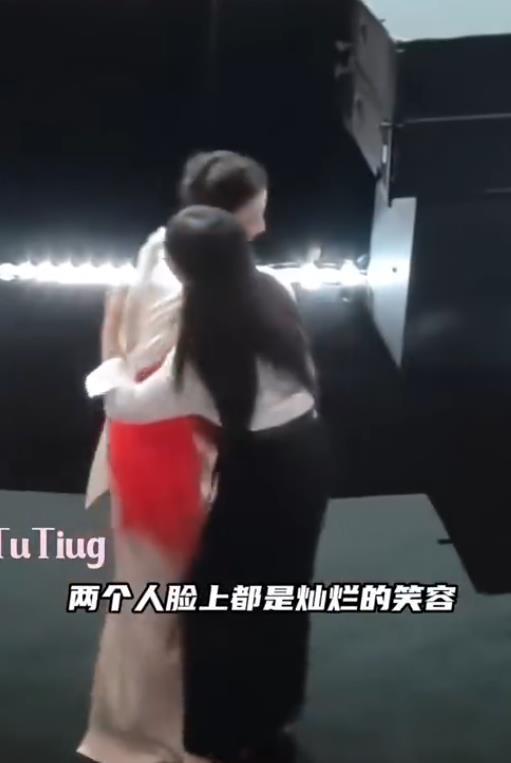 金鹰奖名场面!杨紫清唱《好运来》跑调,张一山台下笑到前仰后合