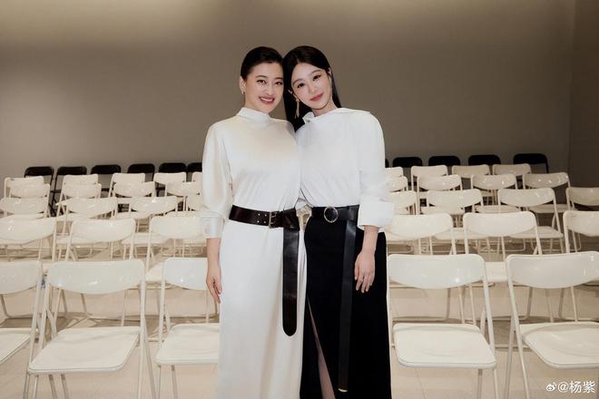 金鹰奖名场面!杨紫清唱《好运来》跑调,张一山台下笑到前仰后合