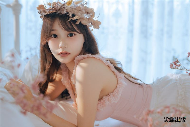 朴善珠呈现出12种不同造型与色调。（图／尖端出版提供）