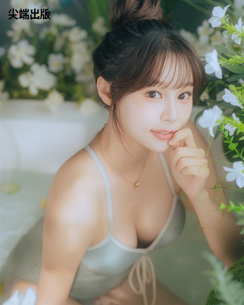 朴善珠推出个人写真年曆以「只走花路吧」作为主题。（图／尖端出版提供）