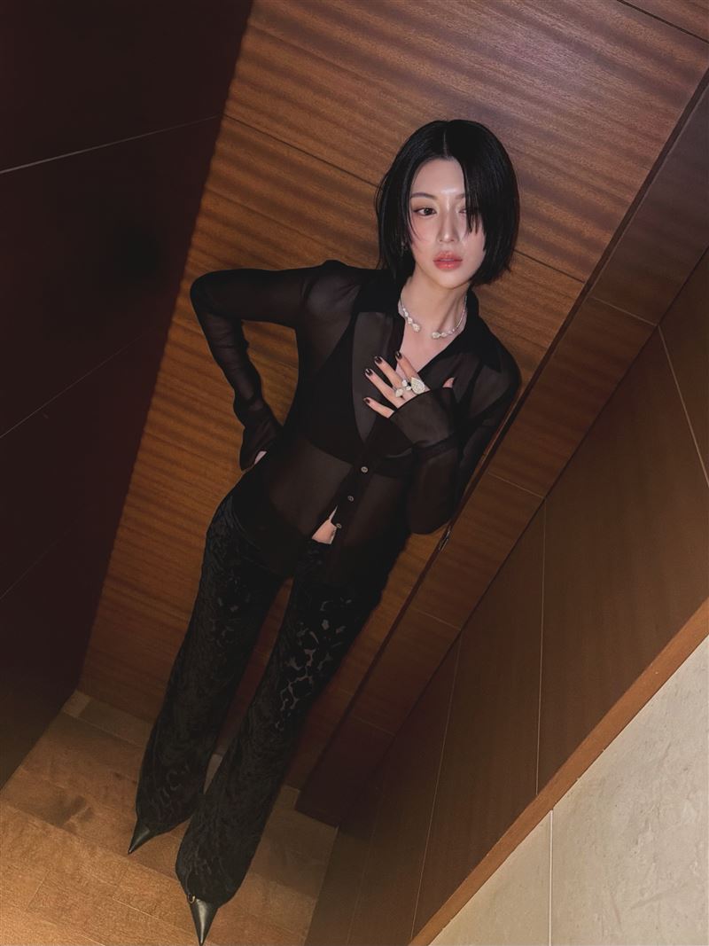 三吉彩花曾说过自己直到20岁都还和爸爸一起洗澡。（图／翻摄自IG @miyoshi.aa）