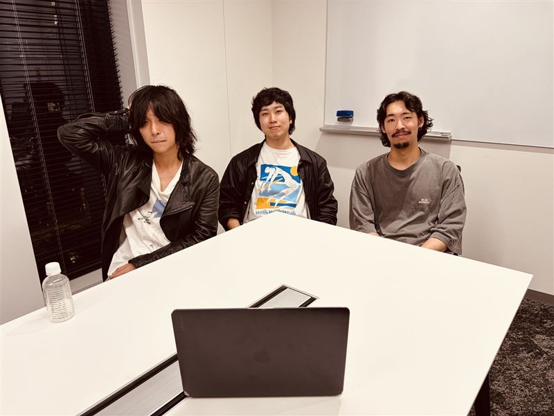 主唱仲川慎之介（左起）、鼓手松本英晃、吉他手石井开30日接受台湾媒体线上联访，分享即将来台开唱的心情。（图／超多毛娱乐提供）