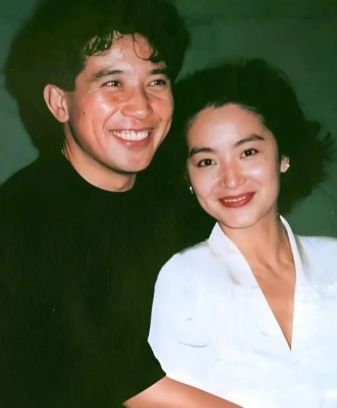 她18岁爱上他时他已经有家室,从少女等到38岁也没等来一场婚礼;1994年她转身嫁给了别人,秦汉此后一直单身