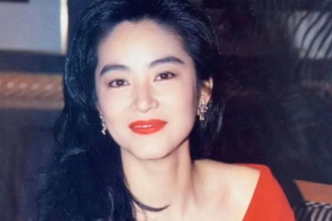 她18岁爱上他时他已经有家室,从少女等到38岁也没等来一场婚礼;1994年她转身嫁给了别人,秦汉此后一直单身