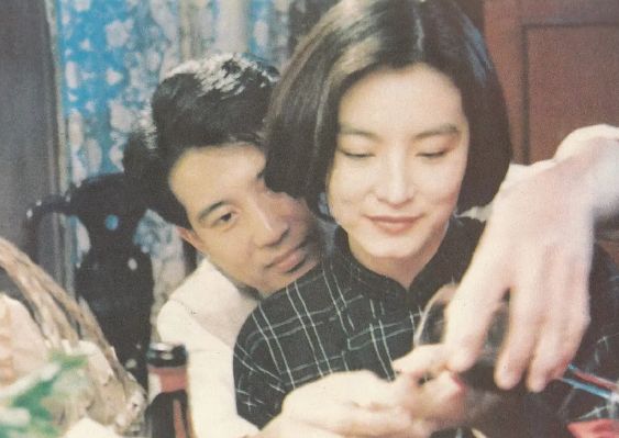 她18岁爱上他时他已经有家室,从少女等到38岁也没等来一场婚礼;1994年她转身嫁给了别人,秦汉此后一直单身