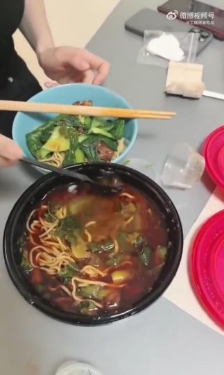 蒋欣用青菜盖住面想蒙混过关被当场拆穿，称“只吃一口”，网友：又好笑又心酸_中国娱乐网_内地香港澳门台湾电影电视歌曲娱乐明星新闻