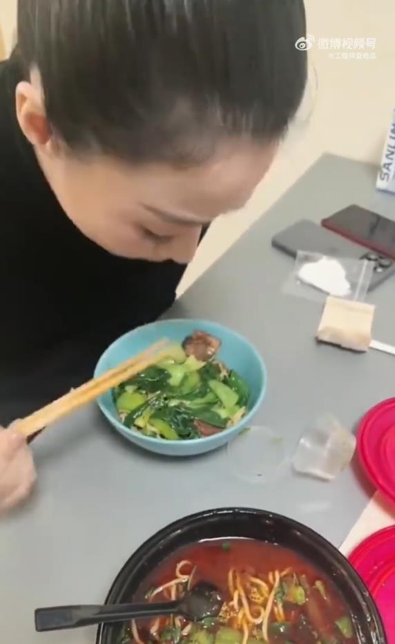 蒋欣用青菜盖住面想蒙混过关被当场拆穿,称“只吃一口”,网友:又好笑又心酸