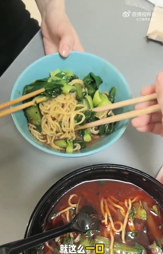 蒋欣用青菜盖住面想蒙混过关被当场拆穿,称“只吃一口”,网友:又好笑又心酸