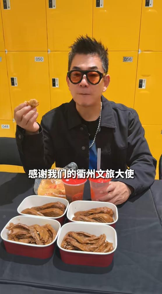 任贤齐晒出众多美食:感谢周迅为我推介这么多美食,好吃