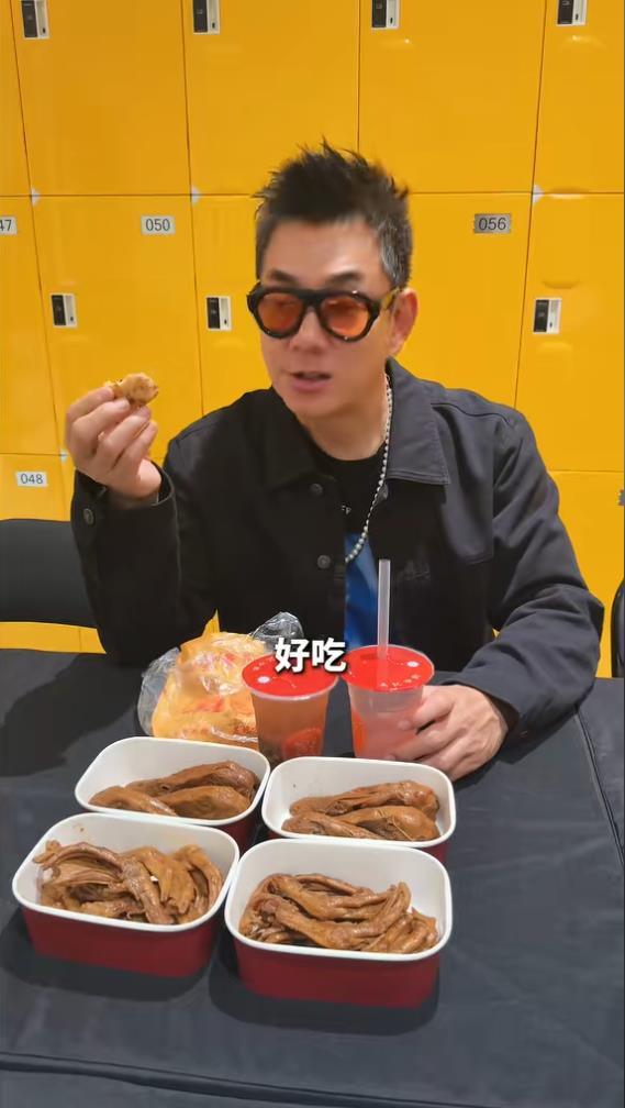 任贤齐晒出众多美食:感谢周迅为我推介这么多美食,好吃