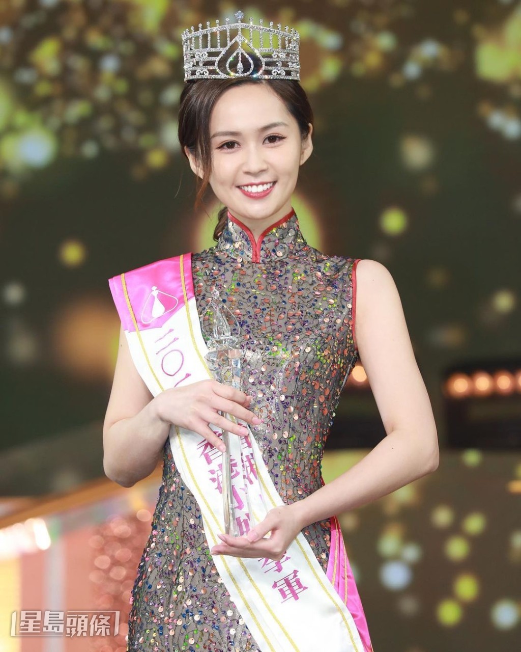 梁超怡2022年赢得港姐季军，同时亦经常有负面新闻缠身。