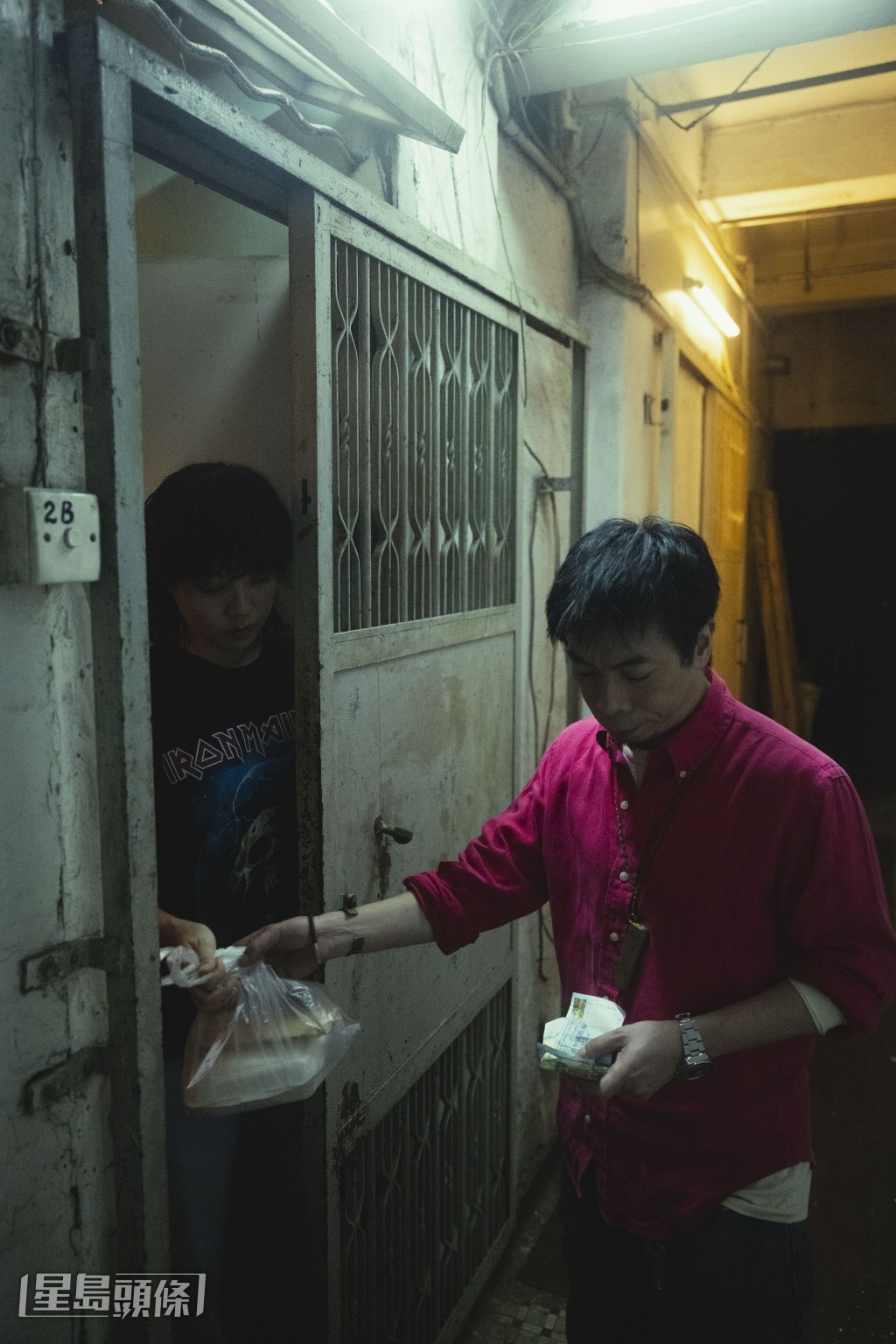 电影中，两人因轻微的肢体碰撞发生口角、继而动手。