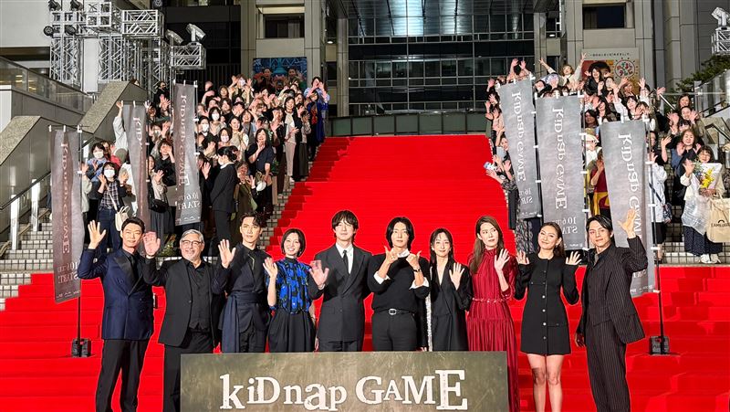 《绑架游戏 kiDnap GAME》东京首映会星光熠熠，亚洲各地演员齐聚红毯，与热情粉丝挥手合影。笠松将（左至右）、乔尔・托雷、邱士缙、冈崎纱绘、坂口健太郎、李準基、柯佳嬿、黄思恬、娜露潘格慕・柴辛以及满岛真之介。（图／Hami Video提供）