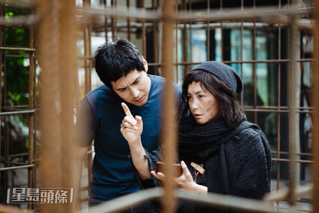 陈家乐饰演的警探原本只当超仪是疯妇，但后来他终于相信其异能，二人联手查案。