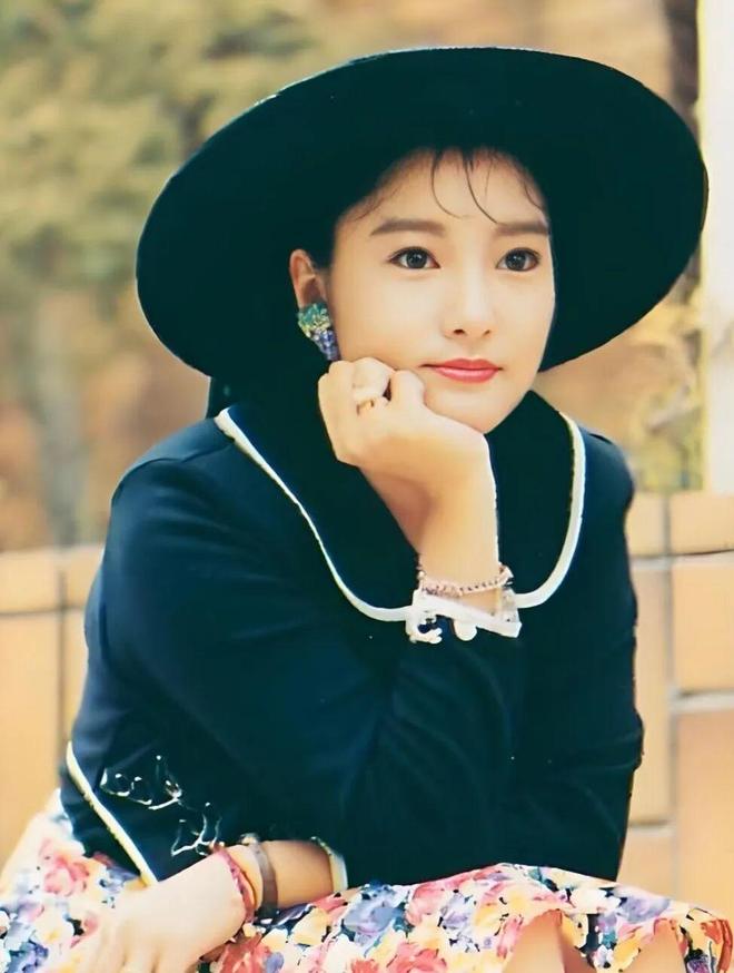 最美“李莫愁”的荒唐半生:18岁未婚生子,在民政局门口等了一上午,男人只说了句“离婚证忘带了”,如今61岁的她,说扫街都行