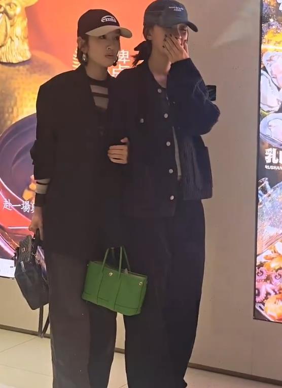 出圈名场面!孙怡看周翊然被围堵捂嘴偷笑