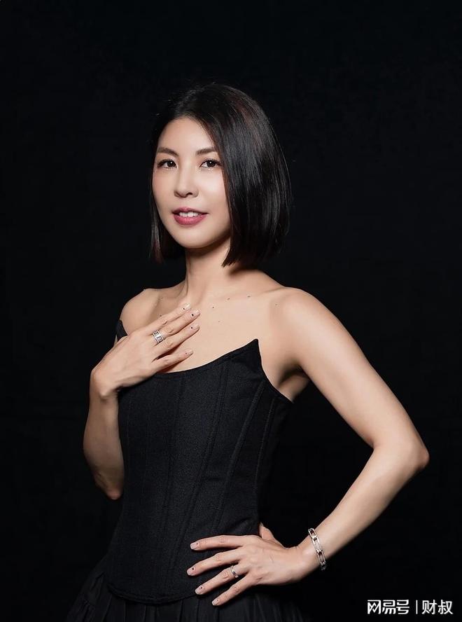 当年,《泪海》创作完成,齐秦不想唱、施易男也不要,转手两次,没想到却被扑街的新人唱爆了