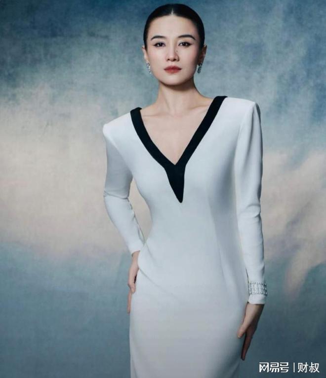 当年张桂梅被业内当烫手山芋,多个女演员拒绝,宋佳零片酬接下,没想到她凭这个角色封了双视后