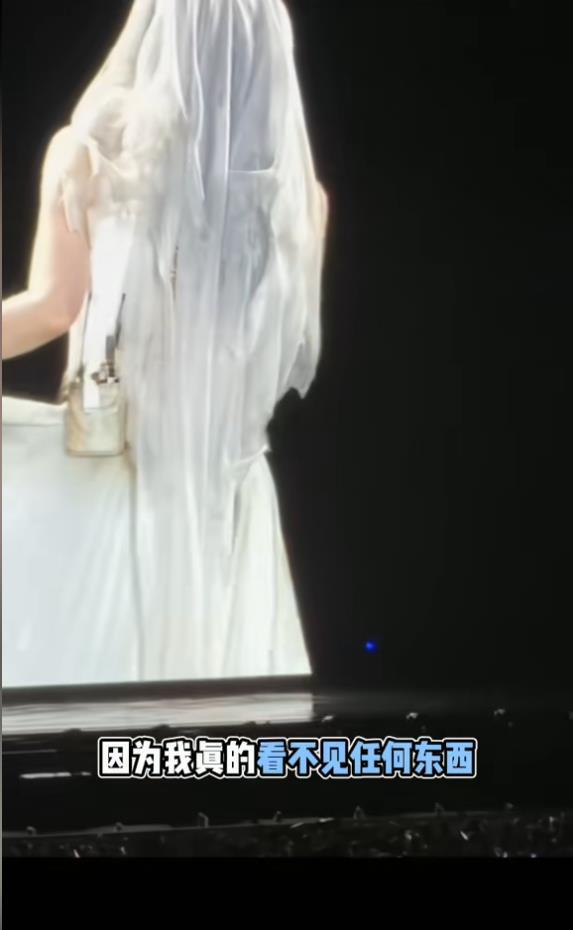 邓紫棋深圳演唱会突遭暴雨,她摘下模糊视线的隐形眼镜继续演唱