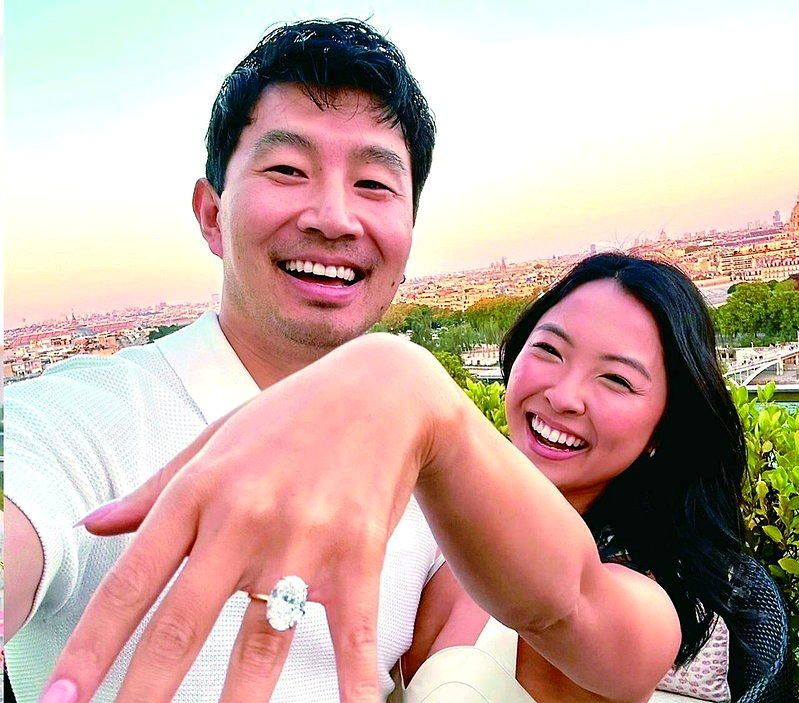 刘思慕(左)向女友Allison求婚成功。（取材自simuliu IG）