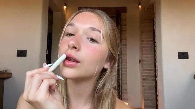 贝克汉姆家开始练小号?砸钱给15岁小女儿创业,啥都没卖,300万美金烧完了!